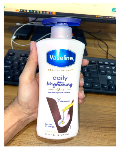 Vaseline Healthy Bright Body Lotion 400 ml, Daily Brightening Moisturizer with Sunscreen for Dry Skin, Gives Non-Greasy Glowing Skin - For Men & Women - Image 2